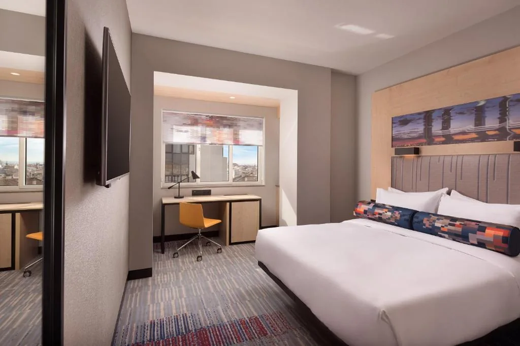 Aloft Zimmer mit großem Doppelbett und Stadtblick — Aloft by Marriott Madrid Gran Via