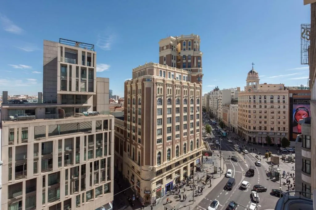Aloft Zimmer mit großem Doppelbett und Blick auf die Gran Vía — Aloft by Marriott Madrid Gran Via