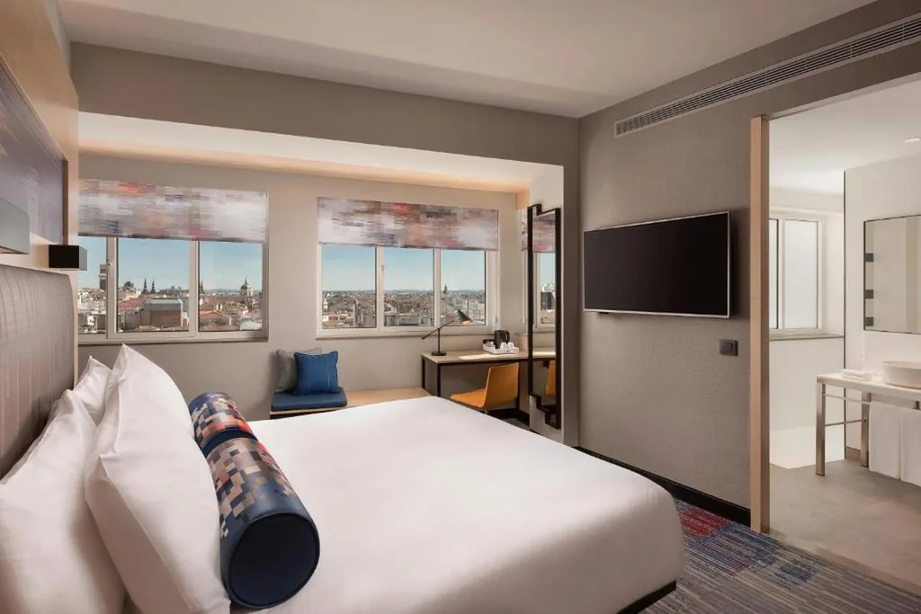 Aloft Zimmer mit Stadtblick und 1 extragroßem Doppelbett — Aloft by Marriott Madrid Gran Via