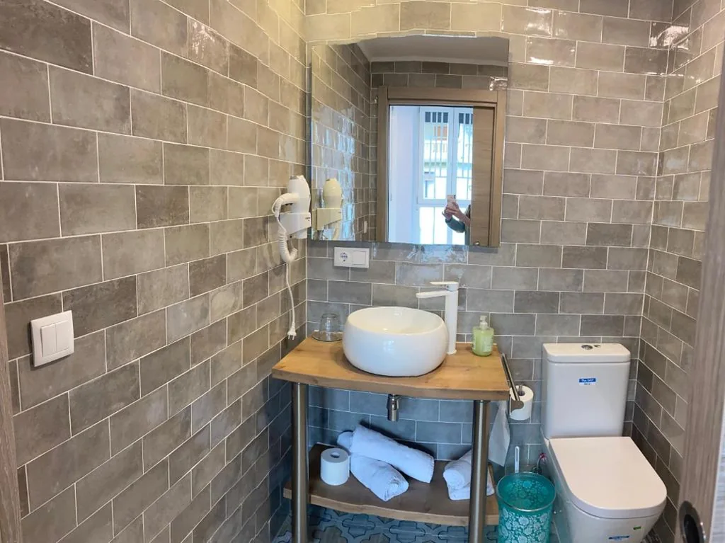 Doppelzimmer mit eigenem Bad – 2 Betten — Aloha Hostel