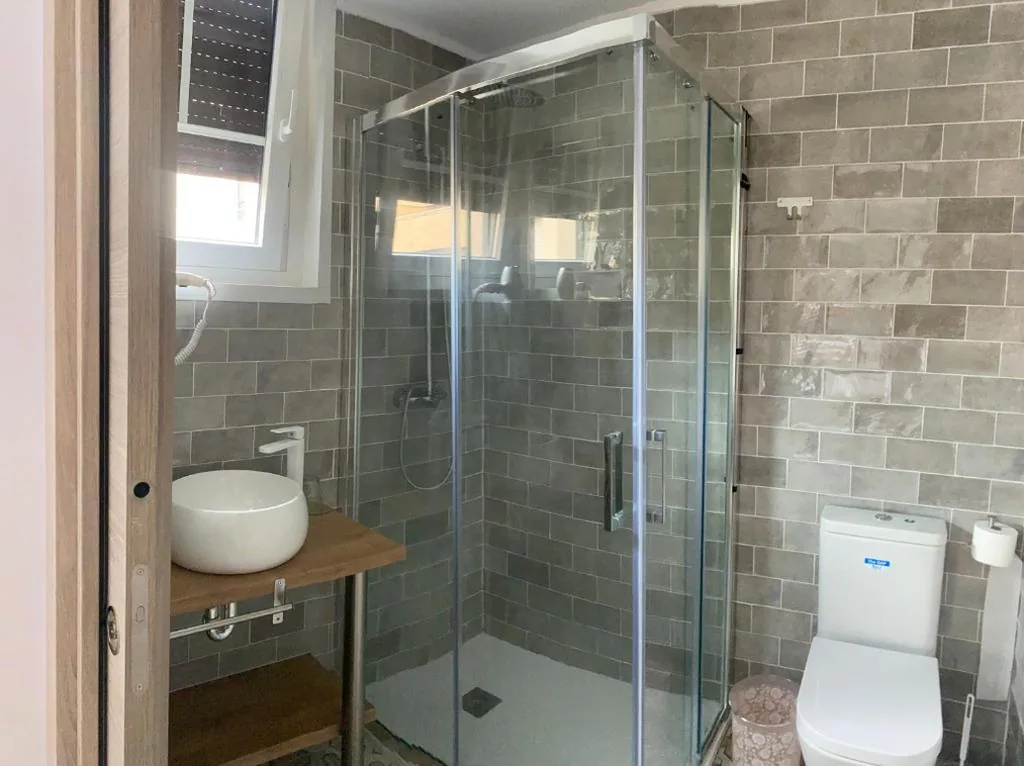Doppelzimmer mit eigenem Bad — Aloha Hostel