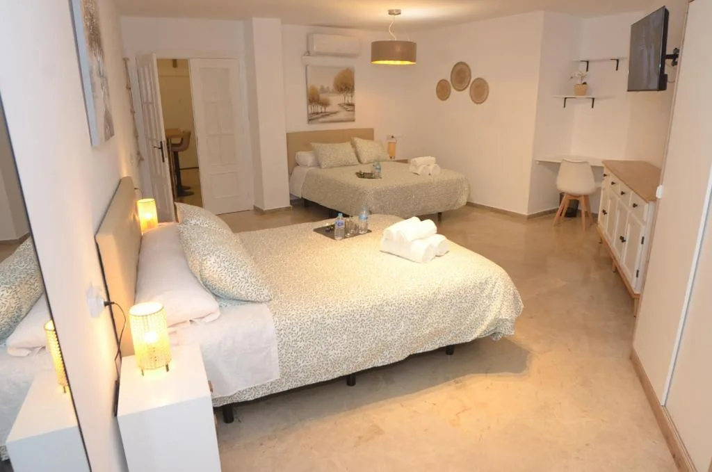 Quarto Triplo com casa de banho partilhada — Alojamiento Azahara