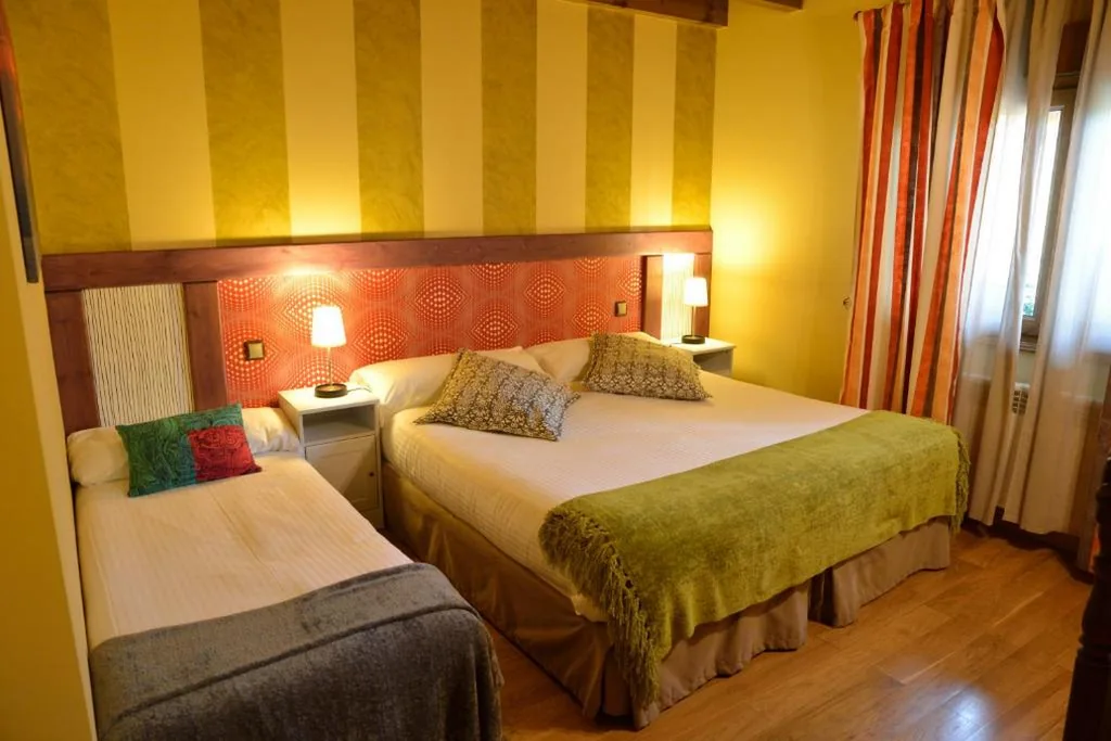 Habitación Doble H1 - Admite cama supletoria — Alojamiento Bernabales