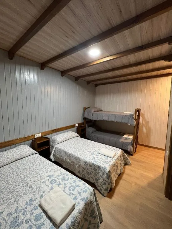 Habitación Cuádruple con baño privado — Alojamiento Cerro de las Salinas