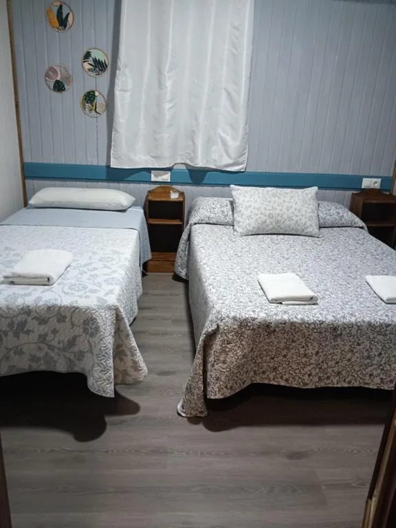 Habitación Triple con baño privado — Alojamiento Cerro de las Salinas