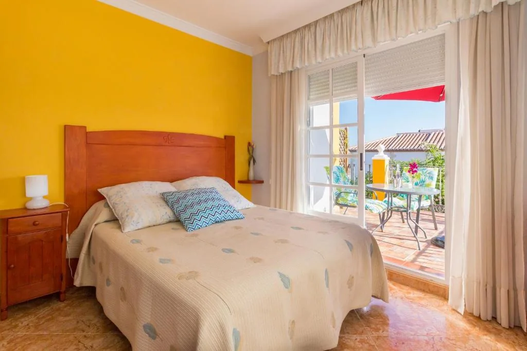 Habitación Doble con terraza y baño privado — Alojamiento Colina del Sol
