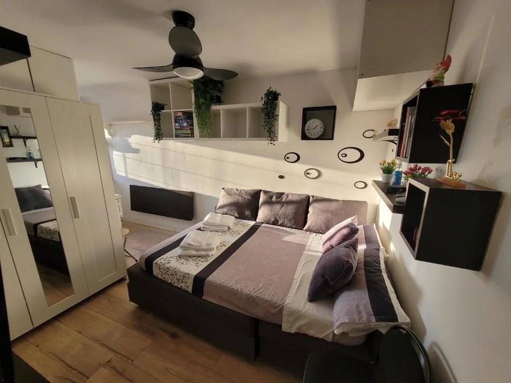 Habitación Doble Estándar con ventilador — Alojamiento ENTERO en Madrid, con ACCESO PRIVADO