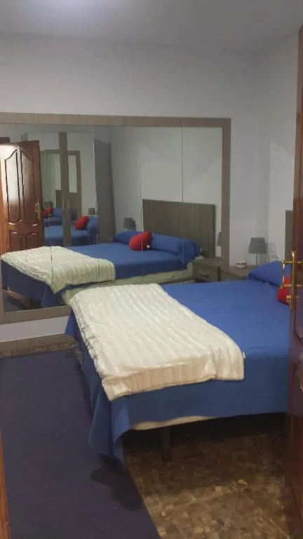 Habitación con cama extragrande y bañera de hidromasaje — Alojamiento Jose Carlos