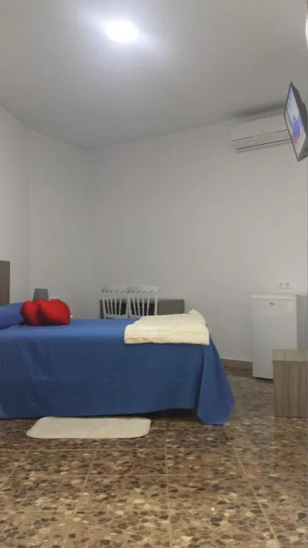Habitación con cama extragrande y bañera de hidromasaje — Alojamiento Jose Carlos