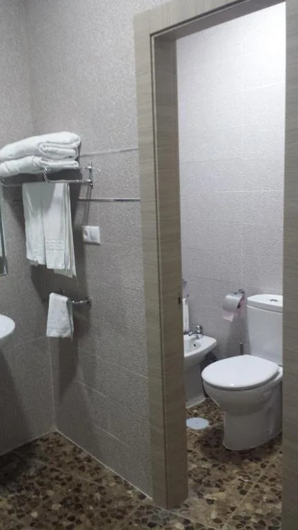 Habitación con cama grande y bañera de hidromasaje — Alojamiento Jose Carlos