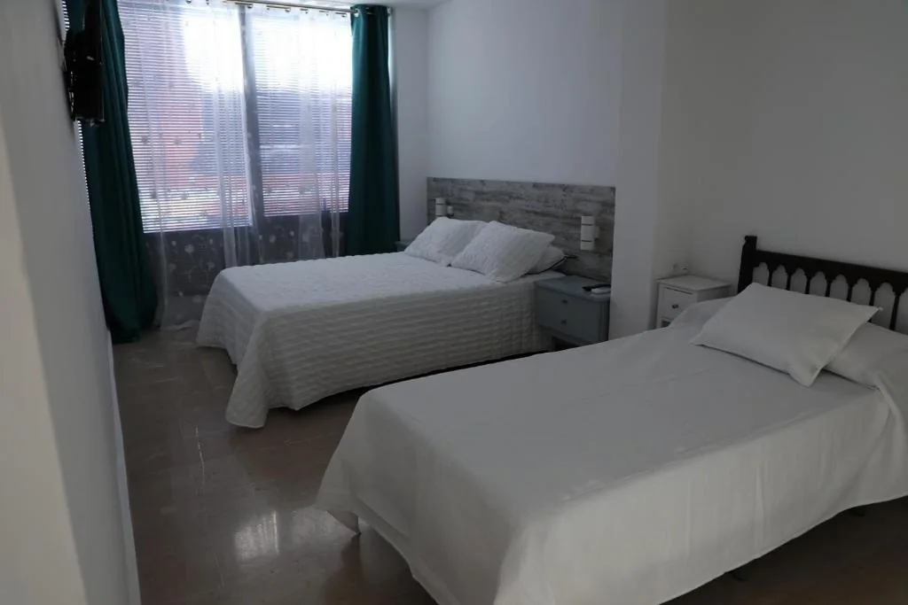 Habitación Doble Deluxe (2 adultos + 1 niño) — Alojamiento Med The Blue Med