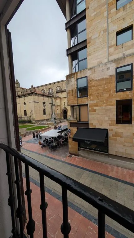 Apartment mit 3 Schlafzimmern und Balkon — Alojamiento Oviedo 1