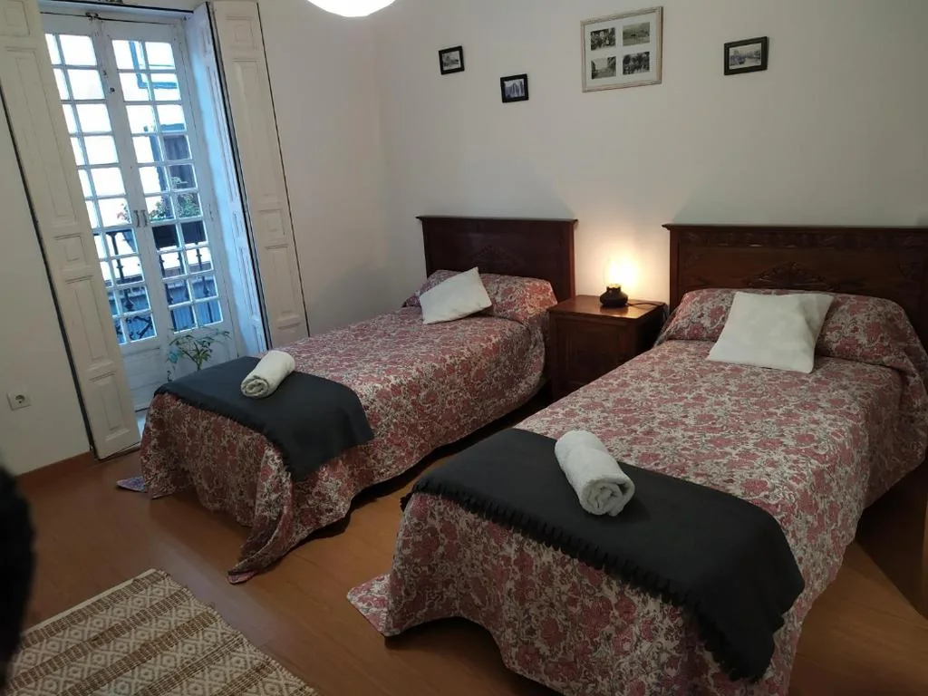Doppelzimmer mit Balkon – 2 Betten — Alojamiento Oviedo 1
