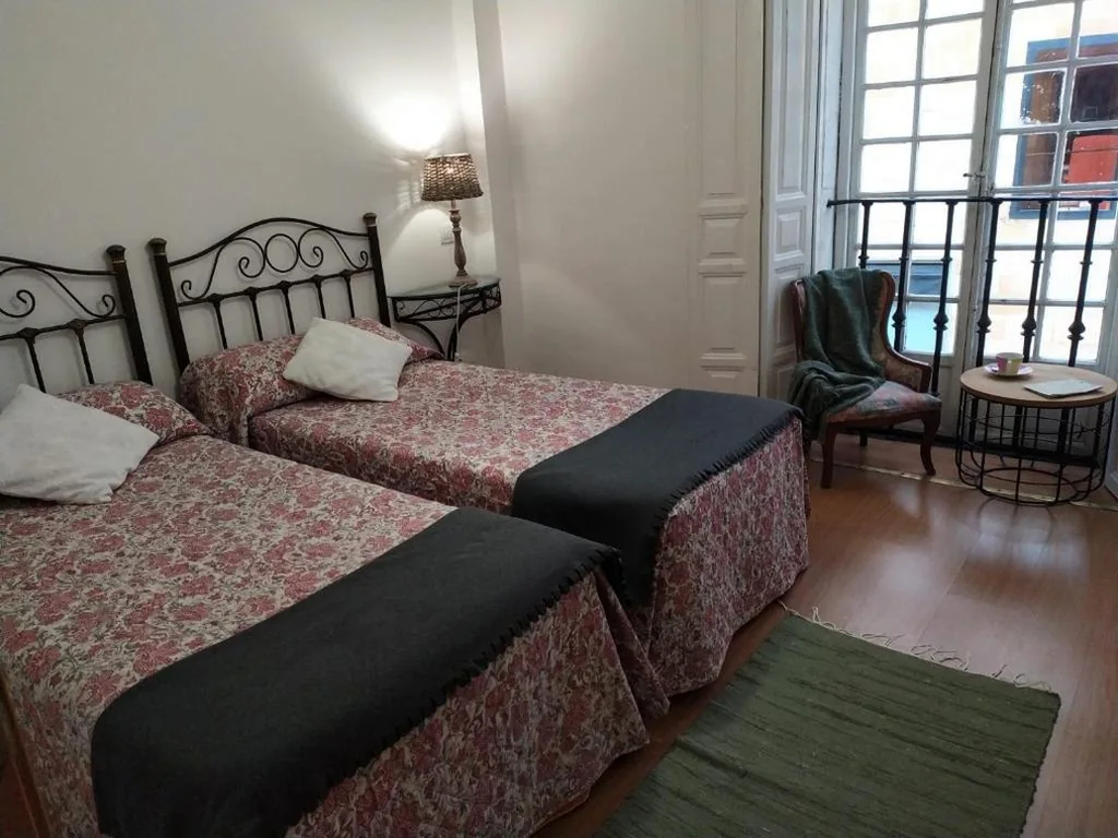Doppelzimmer mit Gemeinschaftsbad – 2 Betten — Alojamiento Oviedo 1
