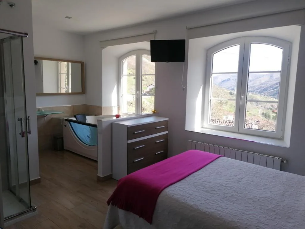 Suite Deluxe con bañera de hidromasaje — Alojamiento rural El Refugio