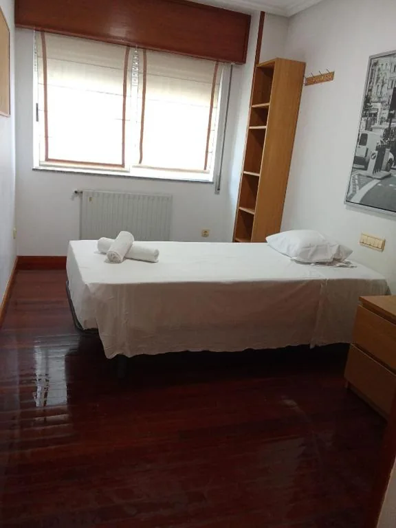 Habitación Individual con baño compartido — Alojamiento San Martín