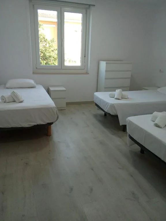 Habitación Triple Básica con baño compartido — Alojamiento San Martín
