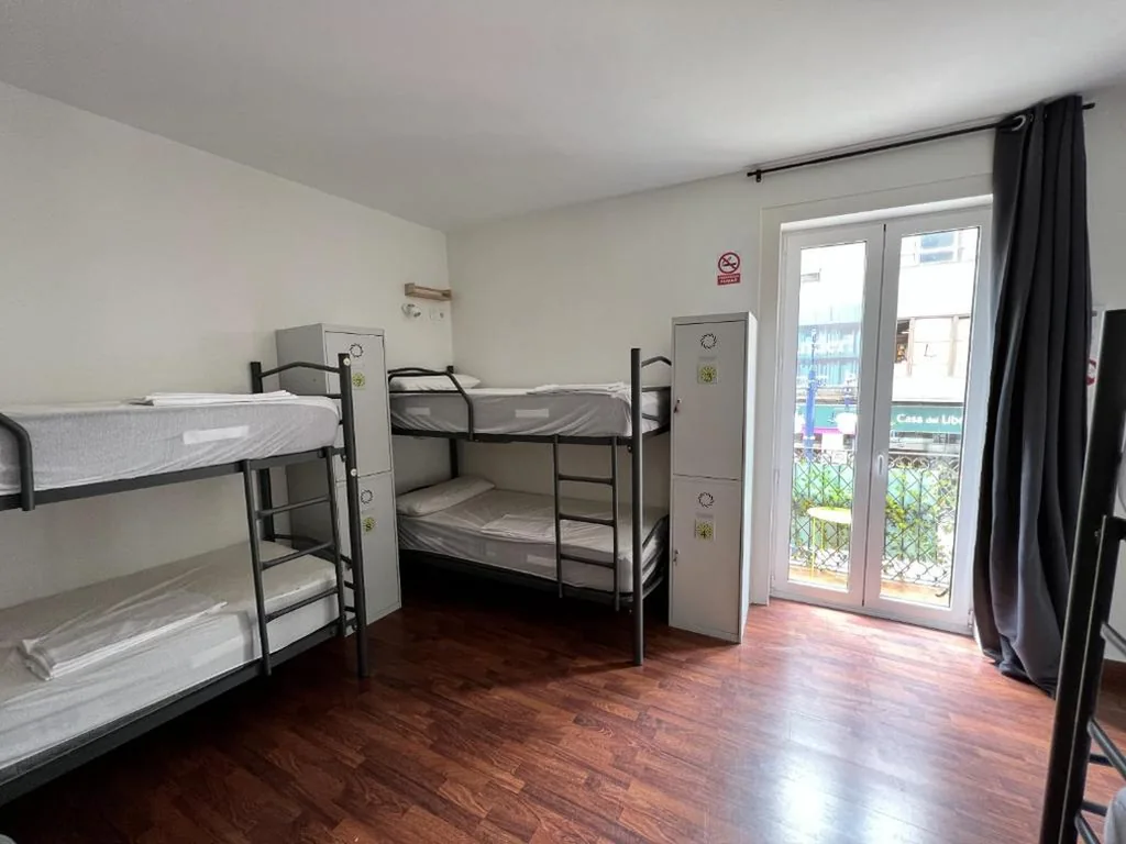 Bed in gemengde slaapzaal met 6 bedden — Alojamientos Cantíber