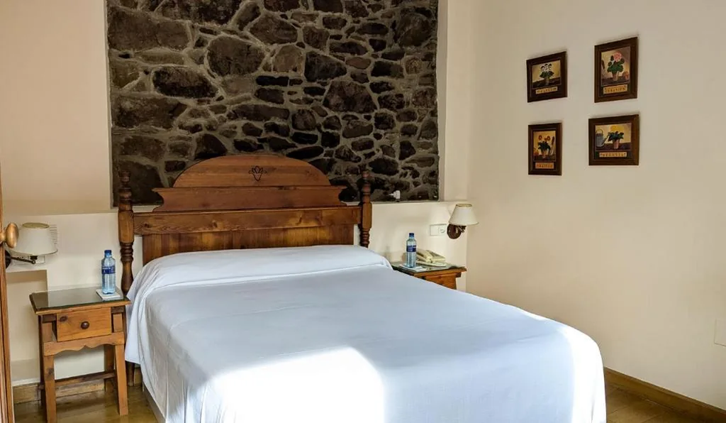 Standard Room - 1 Large Bed — Alojamientos Cenera