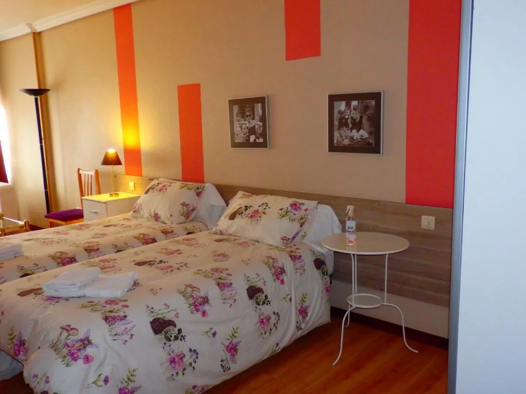 Doppelzimmer mit Gemeinschaftsbad – 2 Betten — Alojamientos Iruña