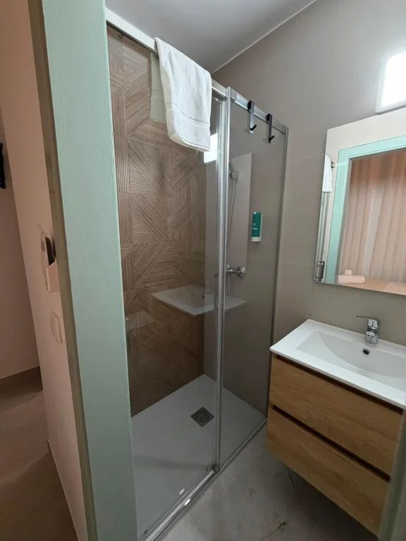 Doppelzimmer mit eigenem Bad — Alojamientos LUMARA