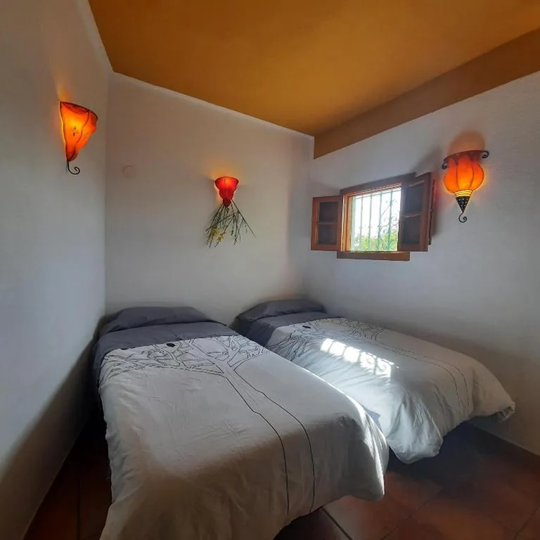 加床双人间（1张或2张床） — Alpujarra Guesthouse, remote off-grid mountain accommodation
