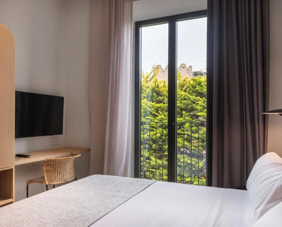 Chambre double avec vue sur le château — Alta House Begur