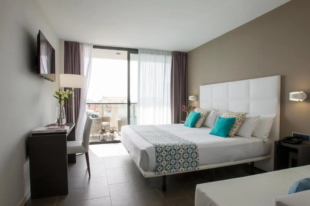 Superior Double Room (2 Adults and 2 Children) — Altafulla Mar Hotel