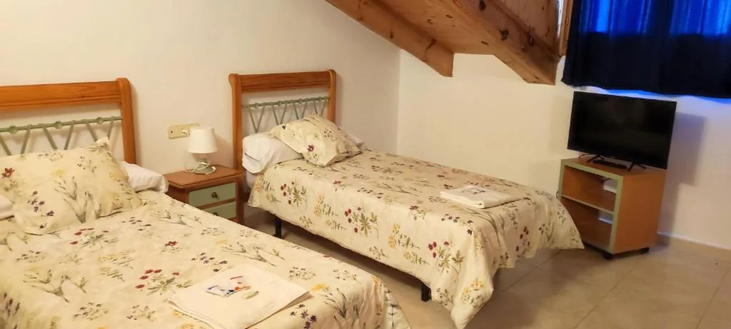 Doppelzimmer mit 2 Betten — ALTOGREDOS Hotel Rural y apartamentos turísticos