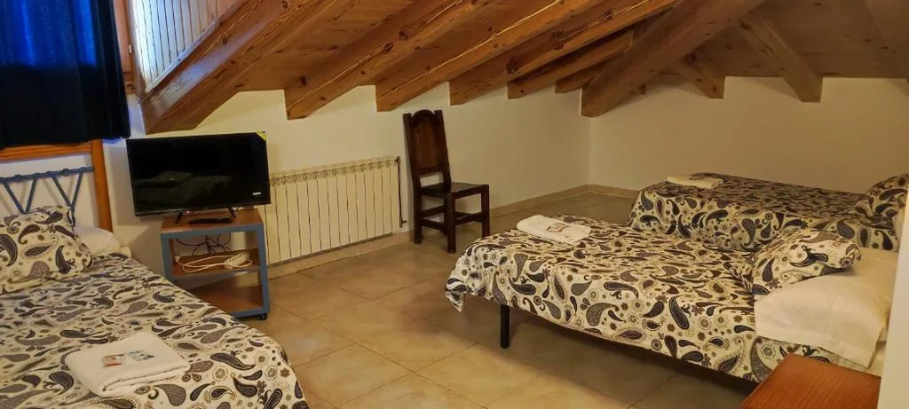 Klassisches Dreibettzimmer — ALTOGREDOS Hotel Rural y apartamentos turísticos