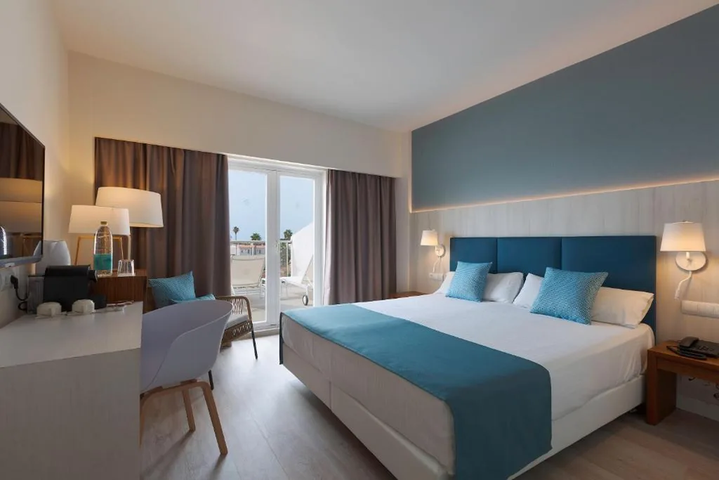 Habitación Doble Superior con terraza y vistas al mar — Alua Illa de Menorca - Hyatt Inclusive Collection
