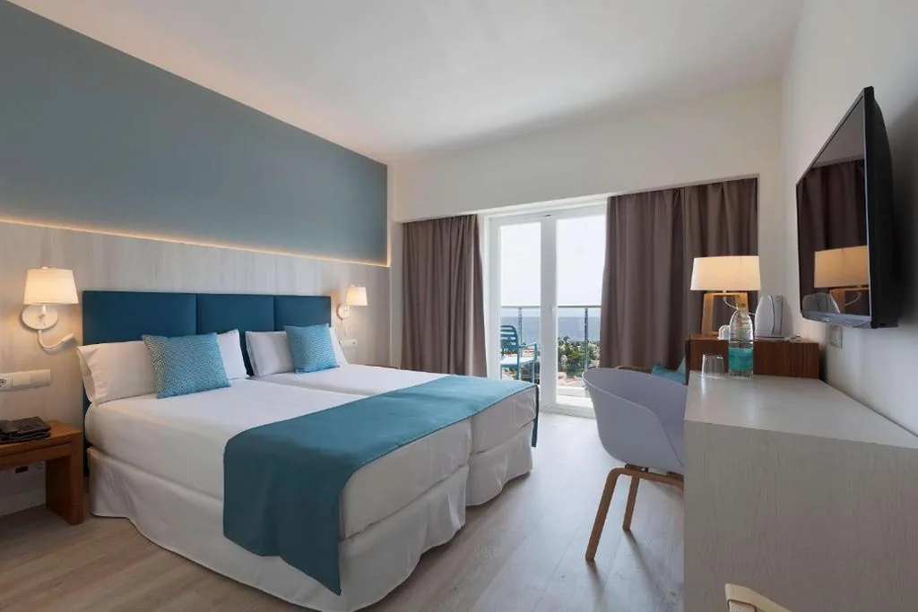 Habitación Doble Superior con vistas al mar - Planta superior — Alua Illa de Menorca - Hyatt Inclusive Collection