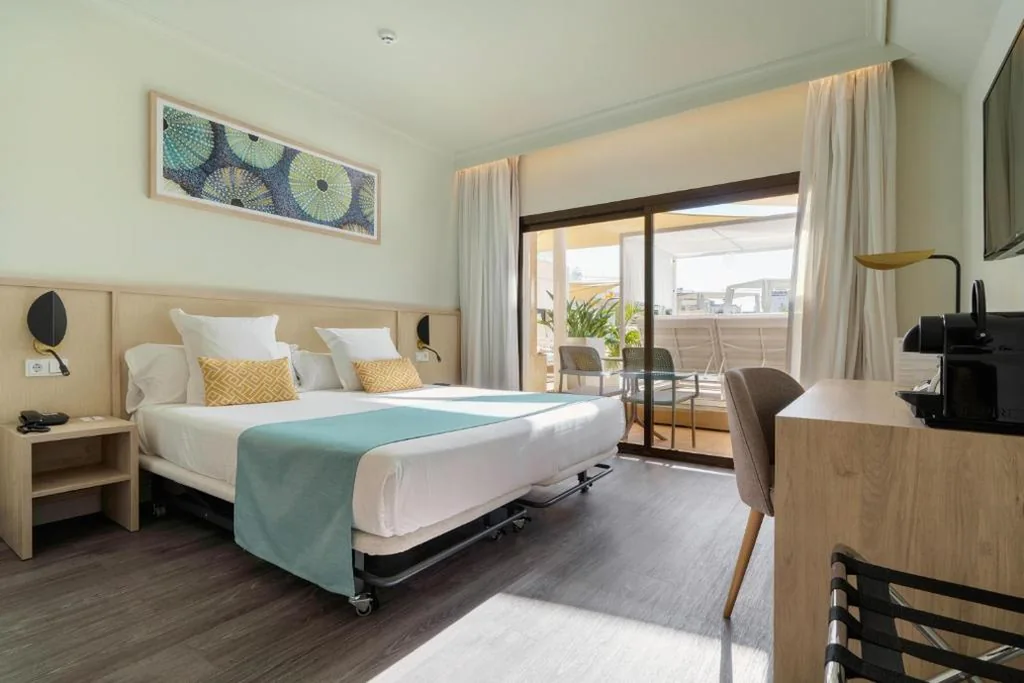 Premium Double Room with Bali Bed - My Favorite Club — AluaSoul Palma Hotel Adults Only