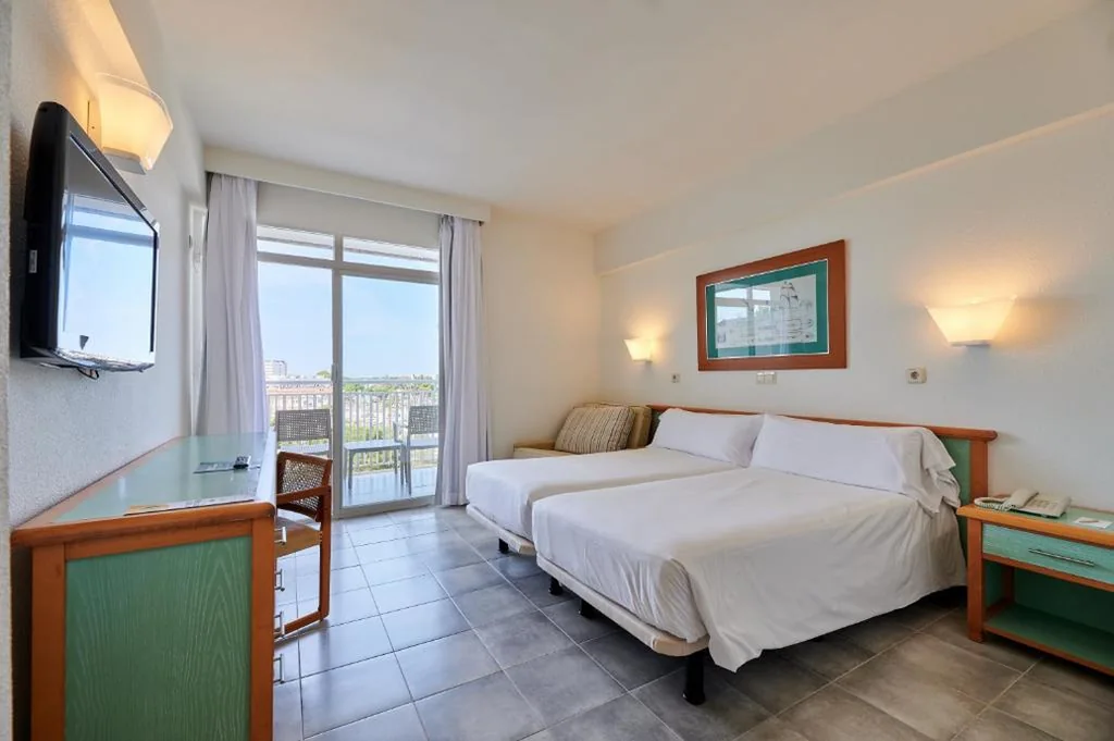 Camera doppia con vista sulla piscina — AluaSun Cala Antena - All Inclusive - Hyatt Inclusive Collection