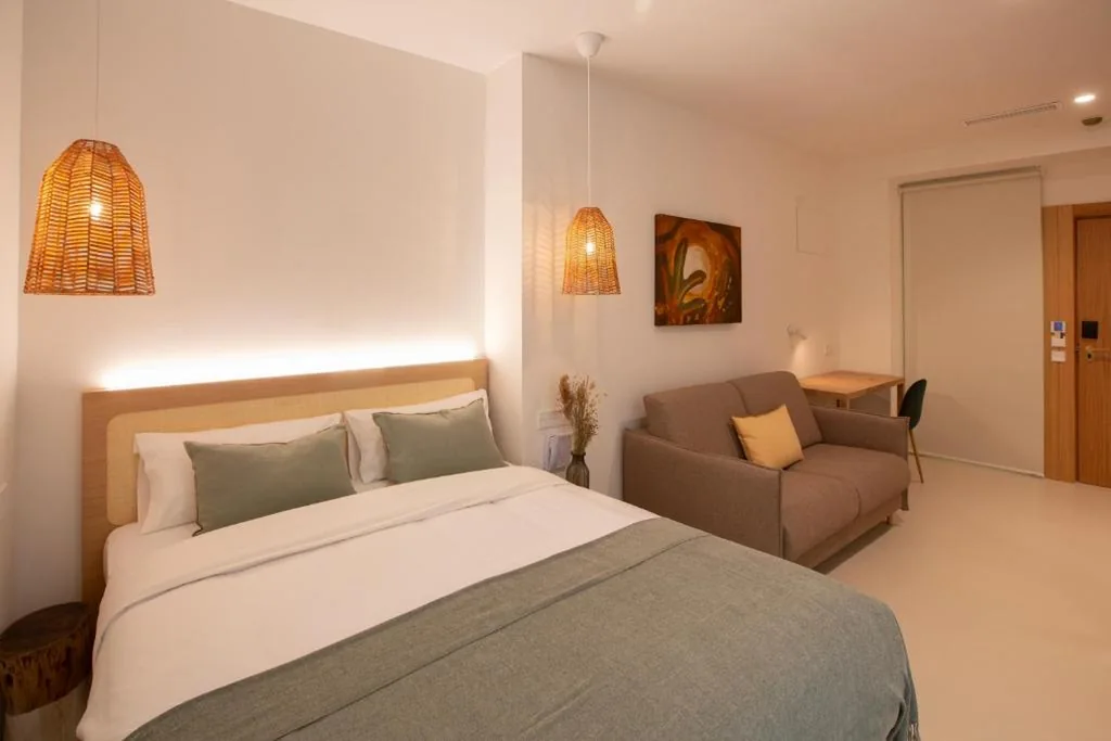 Quarto adaptado para pessoas com mobilidade reduzida - cama grande — Alux Boutique Hotel