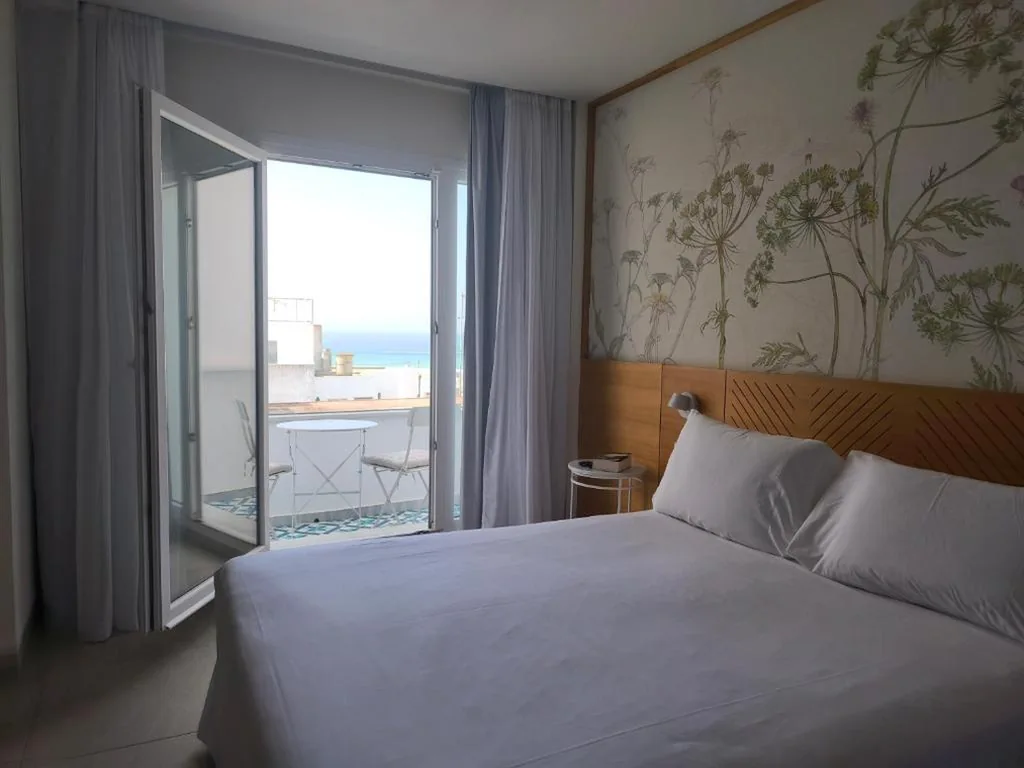 Habitación Doble Superior con vistas al mar y balcón — Alzocaire Hostal Boutique