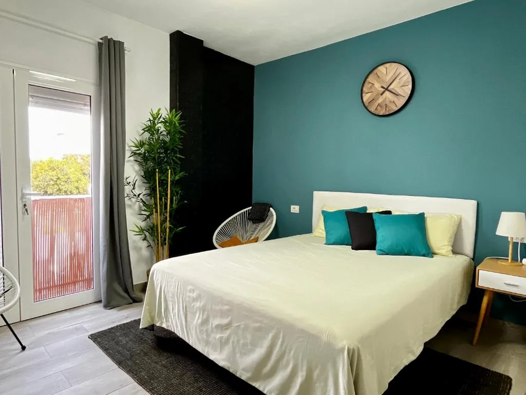 Camera con bagno in comune - Letto grande — Amanecer Isleño Habitaciones, private Rooms in a Shared 3-Bedroom Apartment in Arrecife, Lanzarote