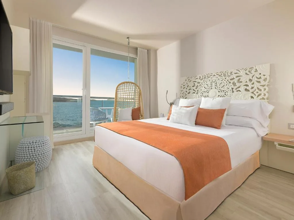 Quarto Deluxe The One Make It Happen com 1 ou 2 camas e vista lateral para o mar — Amàre Beach Hotel Ibiza - Adults Recommended