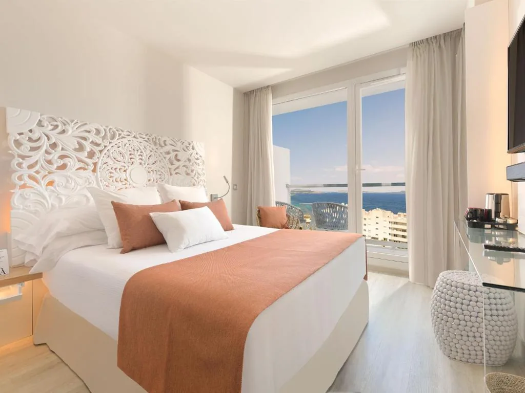 Quarto Make It Happen com 1 ou 2 camas e vista lateral para o mar — Amàre Beach Hotel Ibiza - Adults Recommended
