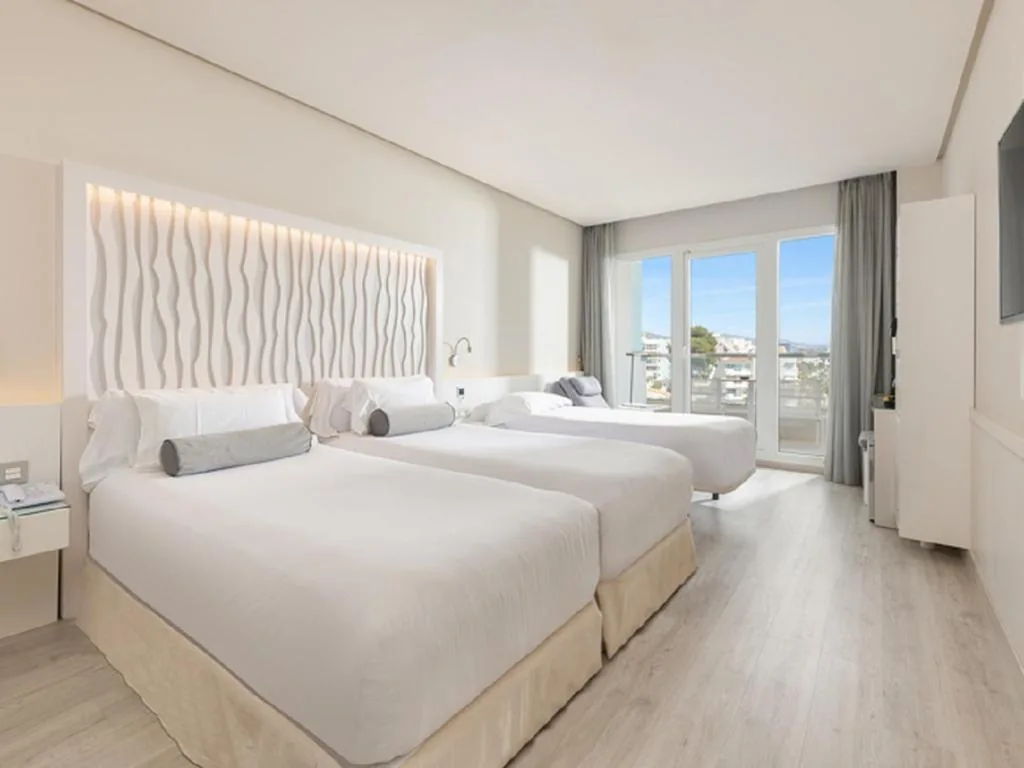Camera doppia Dolce Vita con letto supplementare — Amàre Beach Hotel Marbella - Adults Only Recommended