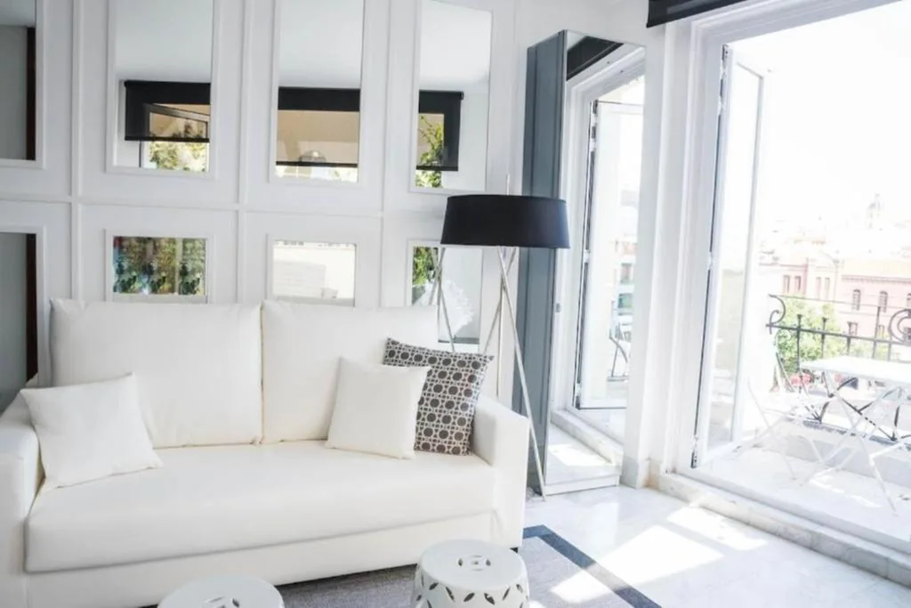 Apartamento de 2 dormitorios con terraza — AmazINN Places Embajadores VI