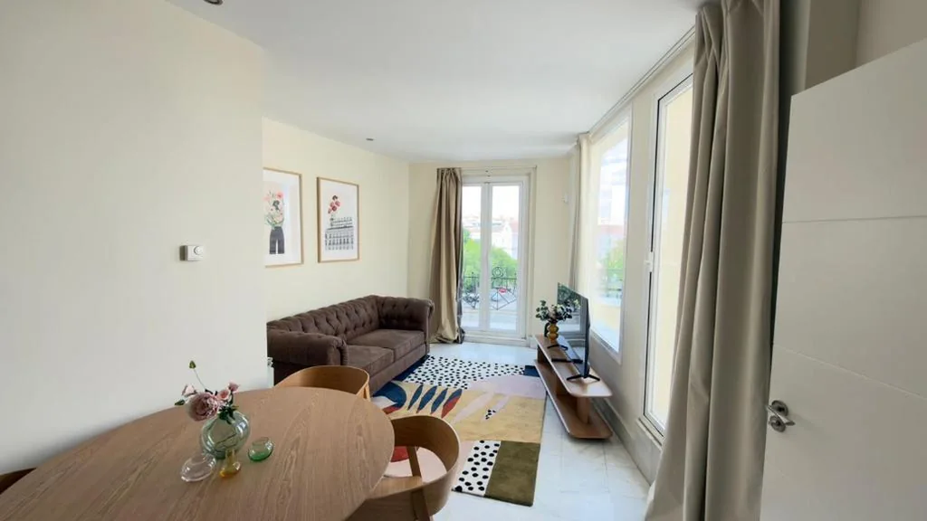 Apartamento Superior de 1 dormitorio con balcón — AmazINN Places Embajadores VI