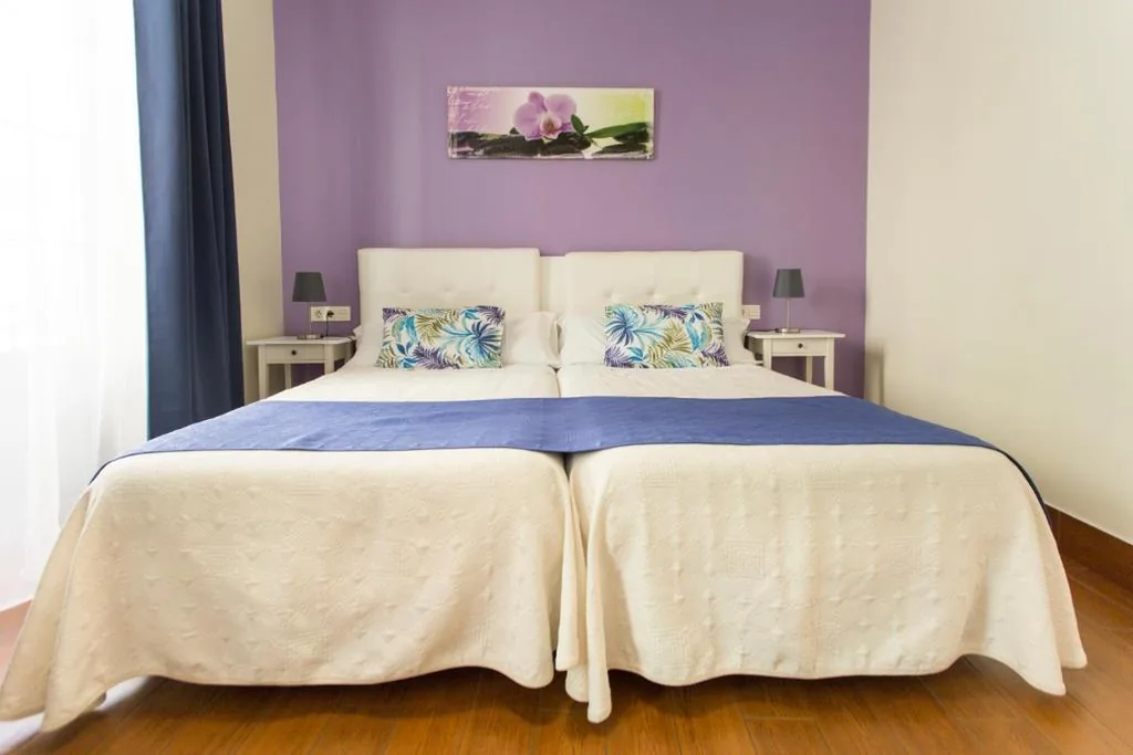 Doppelzimmer mit eigenem Bad — Amelia Habitaciones