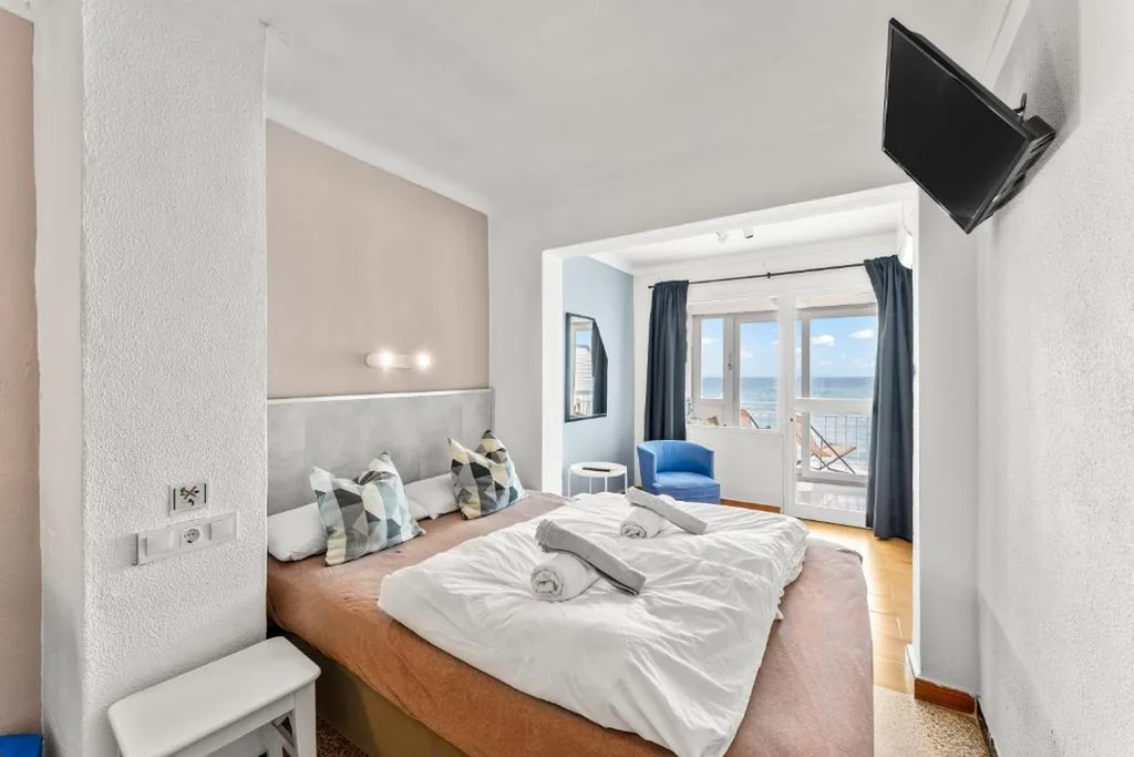 Zimmer mit großem Bett und Meerblick — Amena Mar Hotel