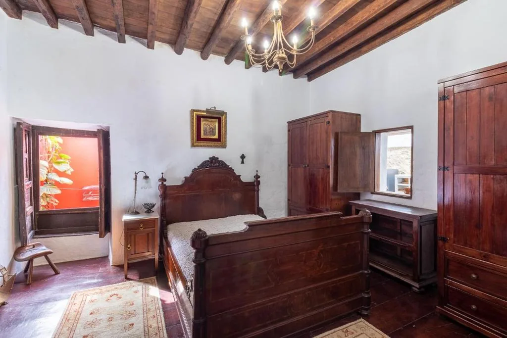 Amiga Mia Traditional House