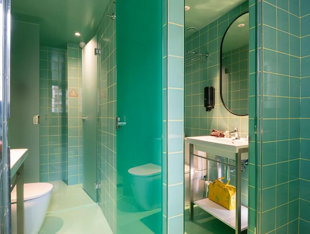 Cabin Ensuite in Mixed Dorm — AMISTAT City Hostel Barcelona