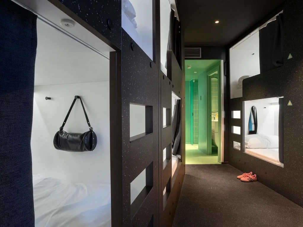 Cama en habitación compartida femenina de 6 camas — AMISTAT City Hostel Barcelona