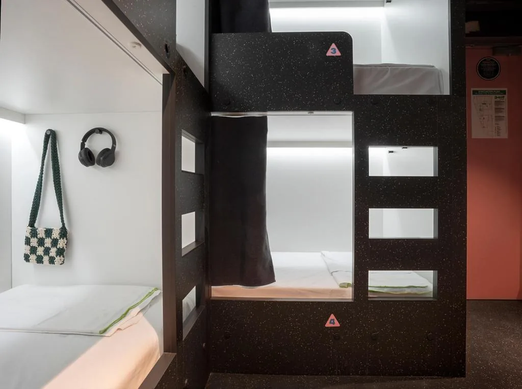 Cama en habitación femenina compartida de 4 camas — AMISTAT City Hostel Barcelona