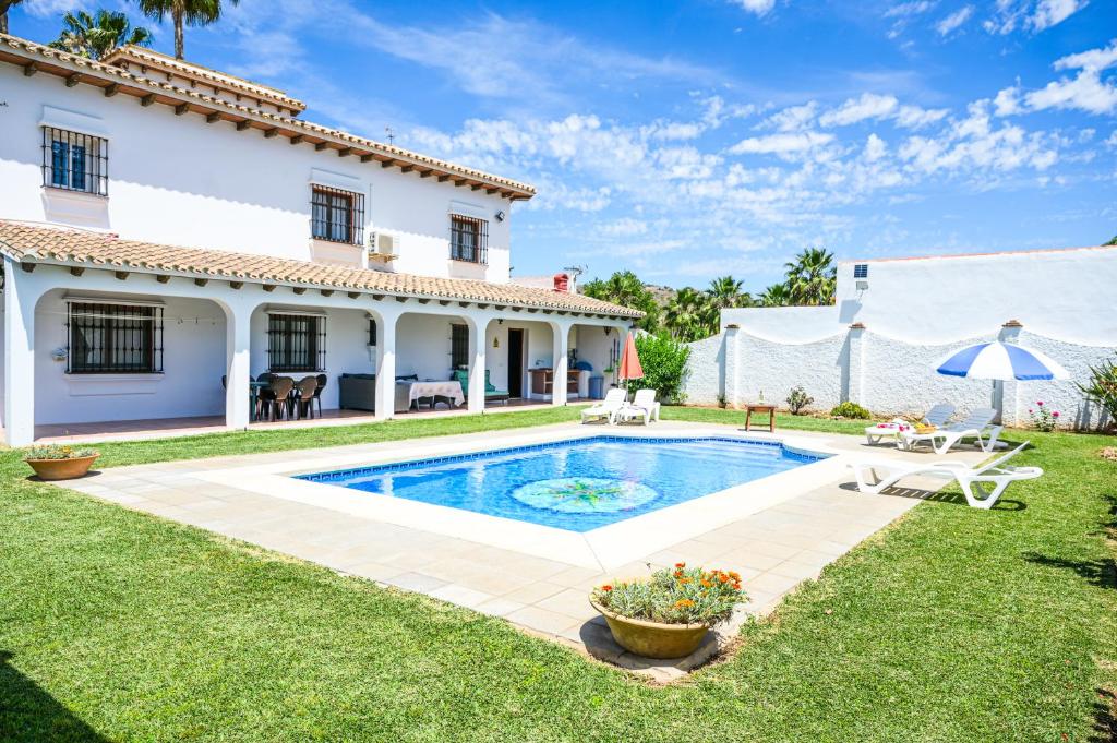 Amplia casa rural con precioso jardín cerca de Málaga capital.