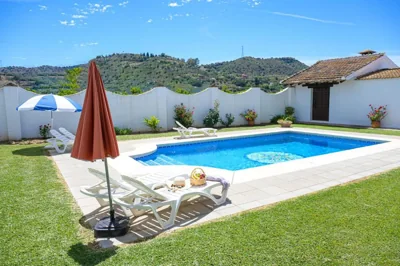 Amplia casa rural con precioso jardín cerca de Málaga capital. — Foto 4